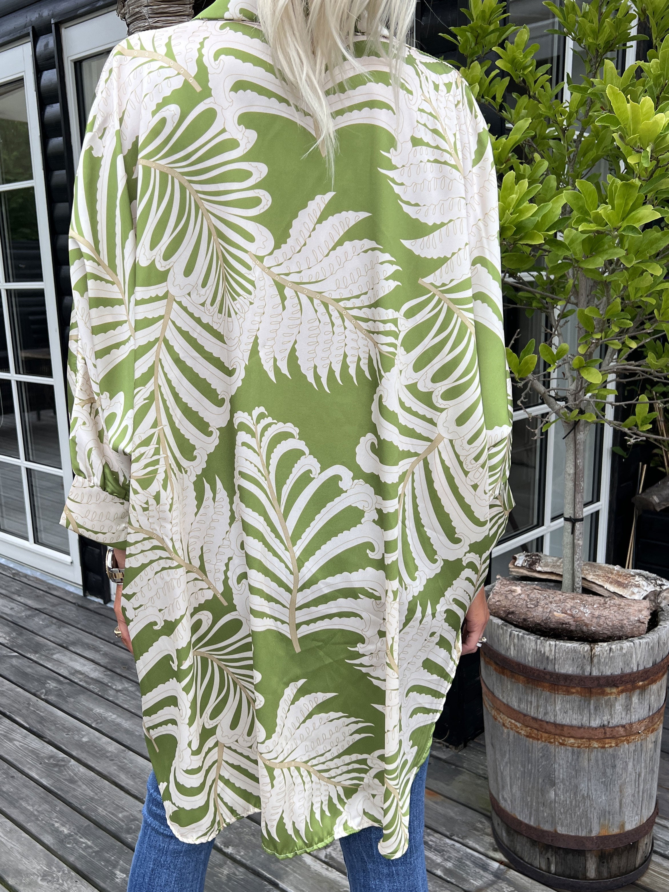 Wilma - Söt mönstrad skjortklänning i silkeslook